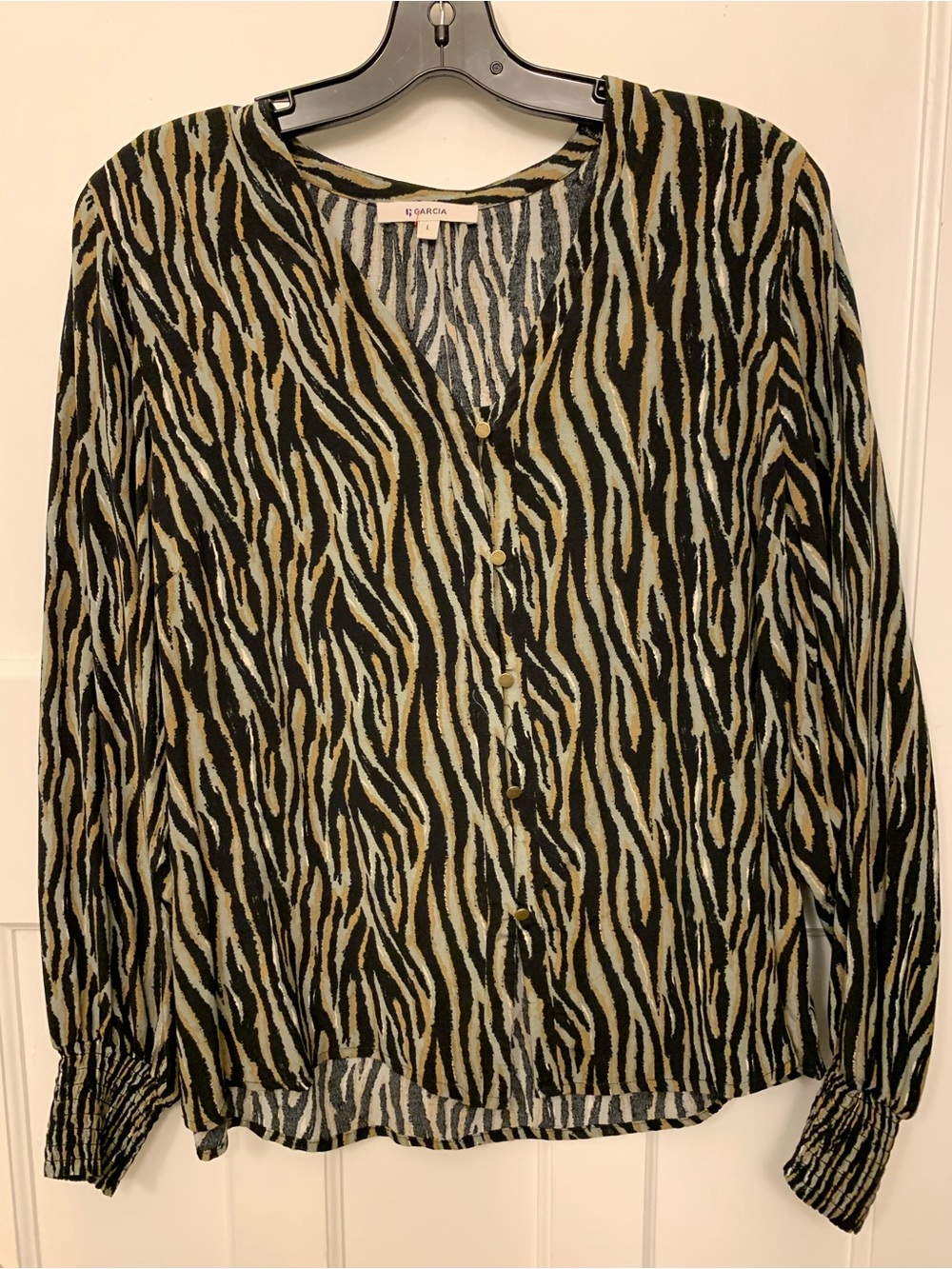 2️⃣Garcia Lg Olive/Black Zebra-Print V-Neck Button Front Blouse